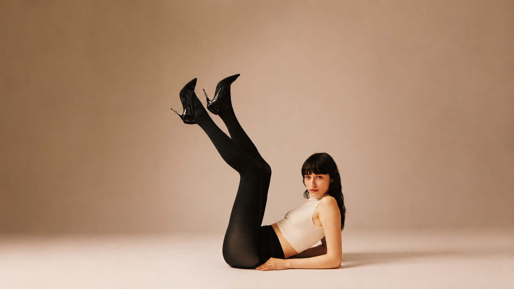 80 denier tights: the opaque weight that stays warm without going tight